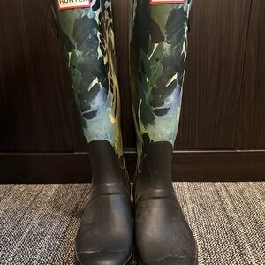 Hunter Black and Green Botanical Rainboots